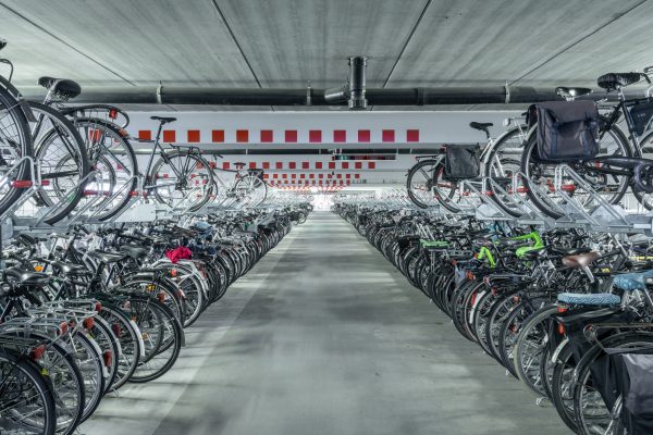 fietsparkeergarage met obstakels aan plafonds